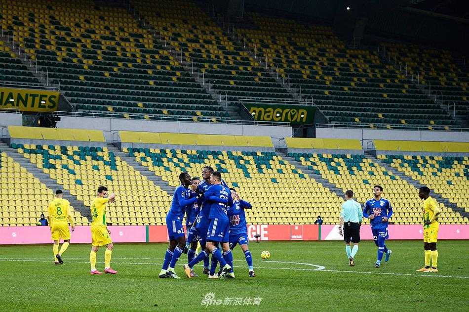 佐希打入第四球后与队友佐伊紧紧相拥，脸上的笑容比冬日的阳光还要灿烂