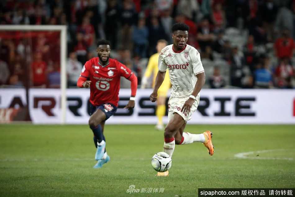 琼阿梅尼在皇家马德里训练或比赛中展现坚毅神情，白色战袍预示着他在银河战舰的新征程与未来。