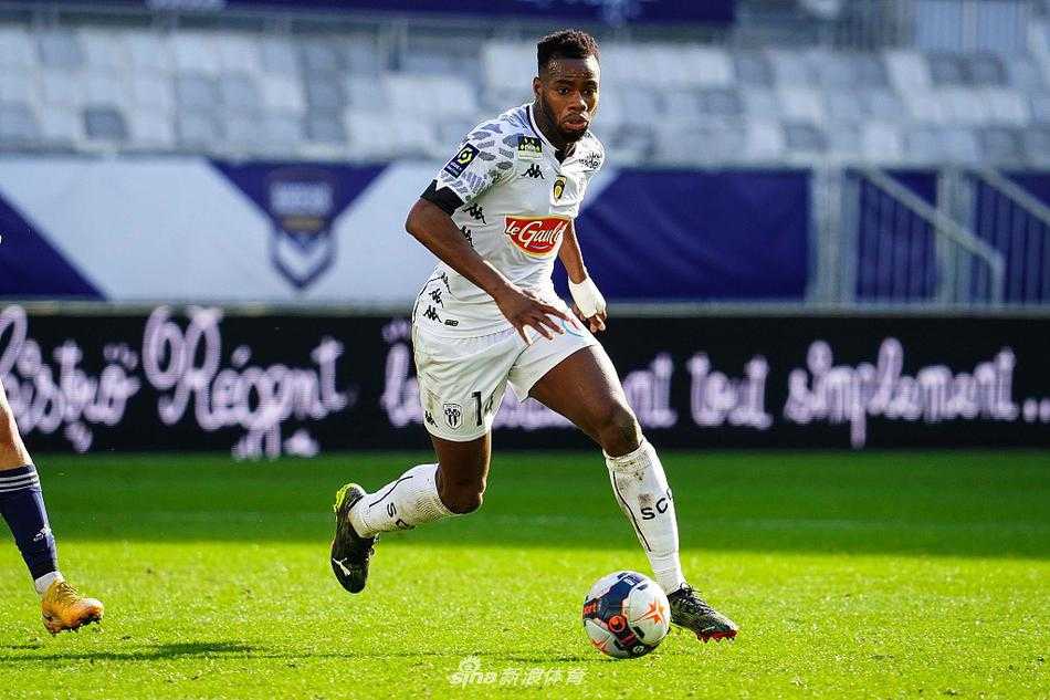 昂热球员在禁区内完成一记势大力沉的凌空抽射，波尔多门将科斯蒂尔反应神速，腾空舒展身体，用指尖将球托出横梁，上演了一次世界级的扑救。