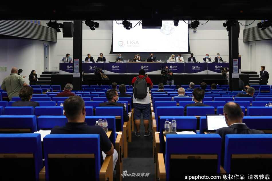 波尔图会议厅内，葡萄牙足球联盟大会现场座无虚席，各家俱乐部代表神情专注地聆听着台上的发言，气氛庄重而热烈。
