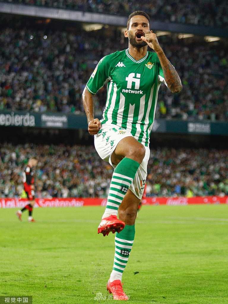 进球功臣胡安米在破门瞬间滑跪庆祝，他身后是队友们飞奔而来的身影，以及看台上瞬间起立欢呼的人浪，激情四射。