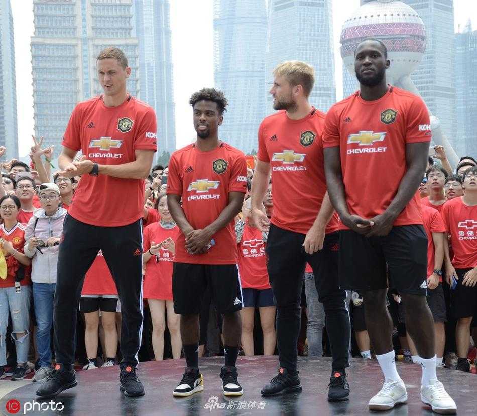镜头拉近，几位曼联球星倚靠在江边的栏杆上，背后是如梦似幻的上海夜景。他们神情放松，互相搭着肩膀，仿佛这不是一次商业活动，而是一群老友在异国他乡的夏夜谈心。