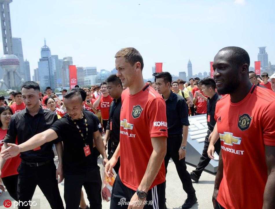 拉什福德单独出现在镜头中，他单手插兜，目光深邃地望向远方。黄浦江的江风和身后的城市景观仿佛为他镀上了一层金色的光影，这位曼联新星在此刻显得格外沉静而有力量。