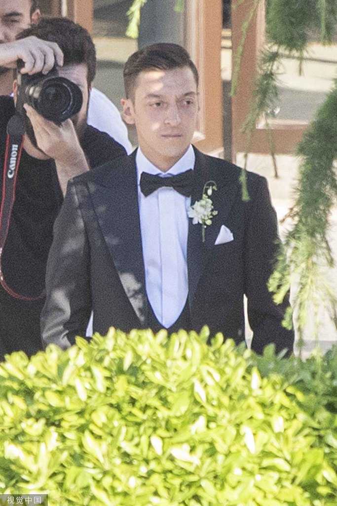 浪漫海岸见证幸福:厄齐尔大婚,总统亲临送祝福 身着华丽传统土耳其礼服的新娘阿米娜与厄齐尔亲密互动,两人脸上绽放着灿烂的笑容,沉浸在传统与现代交融的婚礼喜悦之中。