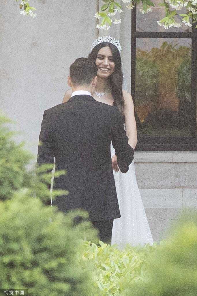 浪漫海岸见证幸福:厄齐尔大婚,总统亲临送祝福 在落日余晖的映照下,厄齐尔与阿米娜并肩站在海边,两人的剪影与辽阔的大海融为一体,象征着他们永恒的爱情与未来无限的可能。