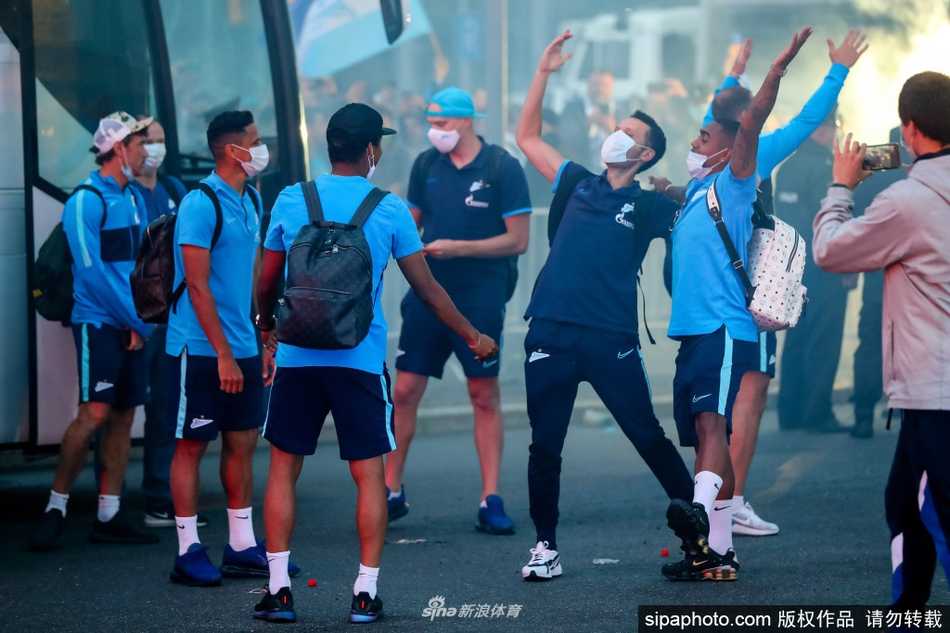 人山人海的球迷大道旁，一名泽尼特小球迷兴奋地举起手机，试图记录下偶像们最真实、最狂野的庆祝瞬间，而球员们也正对着镜头回以最热烈的回应