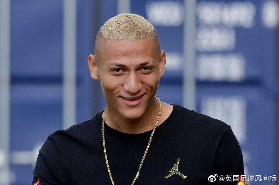 理查利森完成一组训练后，用球衣擦拭汗水，他望向远方，眼神中既有对未来的憧憬，也带着从贫民窟一路走来的坚毅与沉稳。