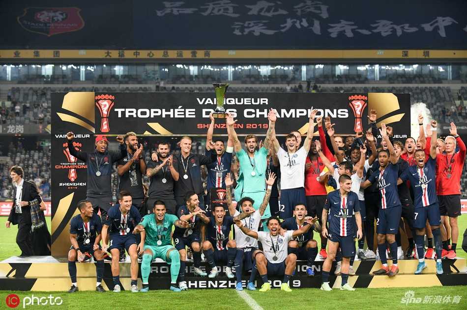 雷恩前锋胡诺在深圳大运中心开场后不久劲射破门，他张开双臂激情庆祝，身后的巴黎防守球员面露遗憾，现场比分牌显示客队1-0领先。