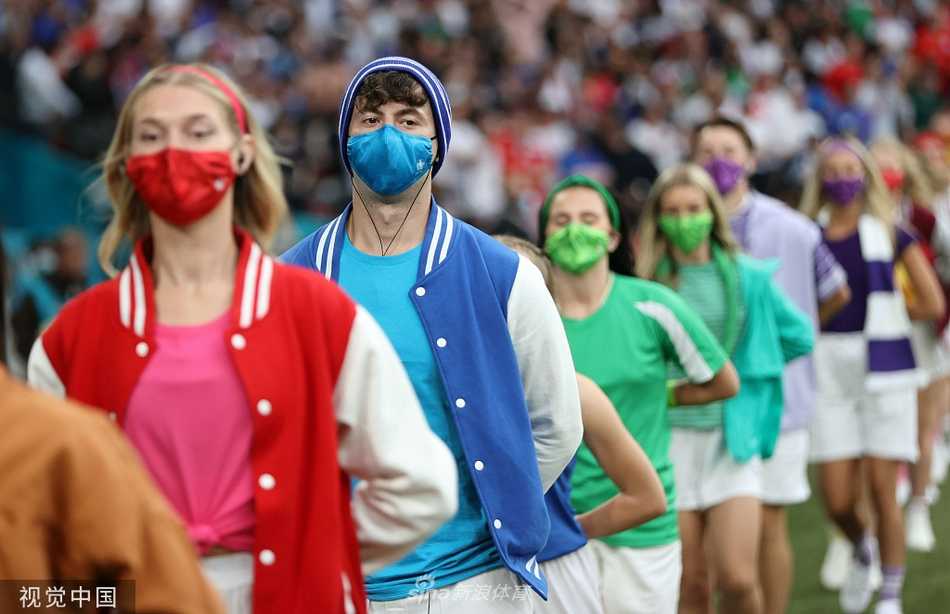 温布利之夜,足球归来:致那场在盛夏绽放的非凡盛宴 上届欧洲杯冠军成员埃德尔,作为特邀嘉宾亲手将德劳内杯送入决赛现场,他的身影连接了过去与未来,见证着荣耀的传承。