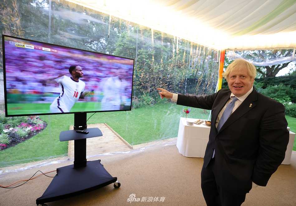 英国首相鲍里斯·约翰逊在唐宁街的花园帐篷内，看到哈里·凯恩头球破门锁定胜局后，激动地从座位上弹起，双臂高高伸向天空，脸上洋溢着孩子般的狂喜，仿佛自己就是那个在球场上庆祝进球的队长。