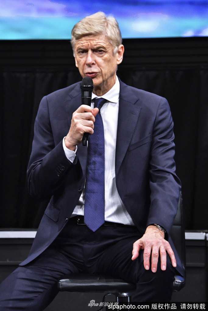 画面中，温格侧身而立，线条分明的脸部轮廓在光影下显得格外坚毅。他抿紧嘴唇，目光深邃地望向远方，仿佛正在凝视着自己在国际足联的全新职责与未来蓝图，无声地宣告着自己心有所属。