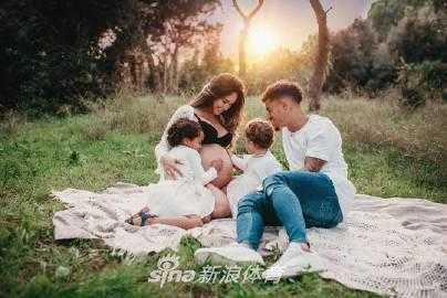 库蒂尼奥温柔地注视着怀中的新生儿，身旁的妻子安妮与大女儿玛利亚、二女儿艾丝美拉达围成一圈，五口之家在柔和的光线中留下了第一张全家福，画面中流淌着无声的爱意与对新成员的热烈欢迎。