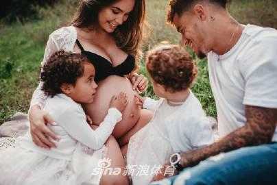 在温馨的居家环境中，库蒂尼奥与妻子安妮笑容满面，将三个孩子紧紧拥在中间。大女儿俏皮地比出剪刀手，二女儿在爸爸怀里开怀大笑，刚出生的小宝宝则安稳地睡在妈妈怀中，一张全家福定格了这个五口之家满格的幸福电量与活力。