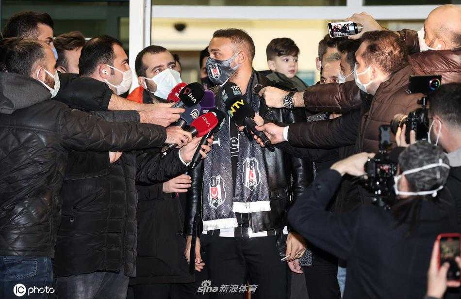土耳其射手坚克·托松身披御寒衣物，手提行李抵达伊斯坦布尔机场，目光坚定地望向迎接的人群，即将开启他回归贝西克塔斯的租借之旅。