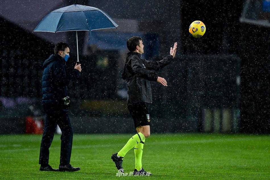 瓢泼大雨中，达契亚球场的草皮彻底失去了应有的翠绿，取而代之的是大片浑浊的积水，仿佛一片泽国，静静地等待着本应在此上演的激烈拼抢。