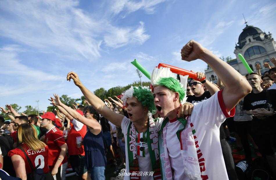 补时阶段再入一球完成梅开二度后，C罗张开双臂在角旗区附近庆祝，远处的看台上是斑驳的光影和沉默的匈牙利球迷，画面宛如一部英雄史诗的定格。