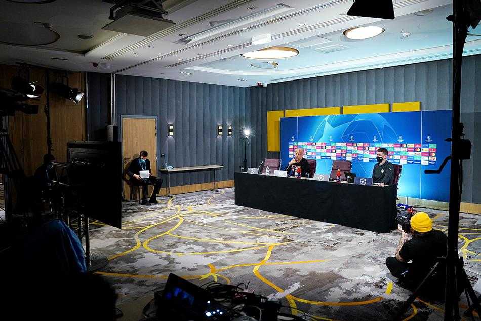 瓜迪奥拉在发布会中神情坚毅，双手轻轻比划着传球路线，身后的背景简洁素雅，仿佛此刻整个马赛的喧嚣都已退去，只剩下他对足球最纯粹的思考与布局。