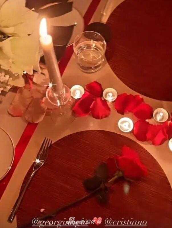 一束包装精美的红玫瑰静静绽放，花瓣上仿佛还带着露珠，这是C罗为乔治娜准备的生日礼物之一，简单却充满浓情蜜意。