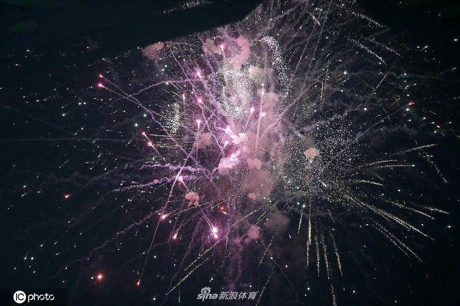 终场哨音即将吹响，体育场外依然有球迷不愿离去，他们点燃最后的烟火。五彩的光点映衬着埃森这座工业城市的夜空，虽败犹荣的悲壮感与对足球最赤诚的热爱，在这一刻凝结成德国杯赛场上最令人动容的画面。