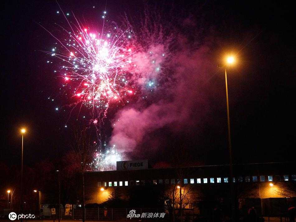 尽管比分落后，但红白埃森的死忠球迷区始终是全场最炽热的角落。他们将手中的烟火挥舞成一道道光的轨迹，在烟雾缭绕中高唱助威歌曲。这些逆光中剪影般的身影，用最震撼的方式诠释了何谓胜也爱你，败也爱你。
