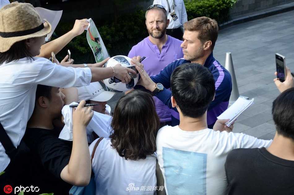 上海虹口足球场新闻发布厅，孙兴慜与主帅波切蒂诺一同出席赛前发布会，面对镜头显得沉稳而自信