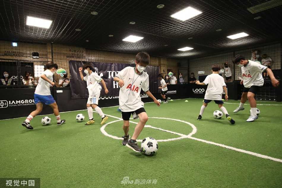 活动尾声温馨一幕，球员们被小球迷们团团围住索要签名，孩子们举起球衣和足球，眼神中充满了崇拜与不舍。