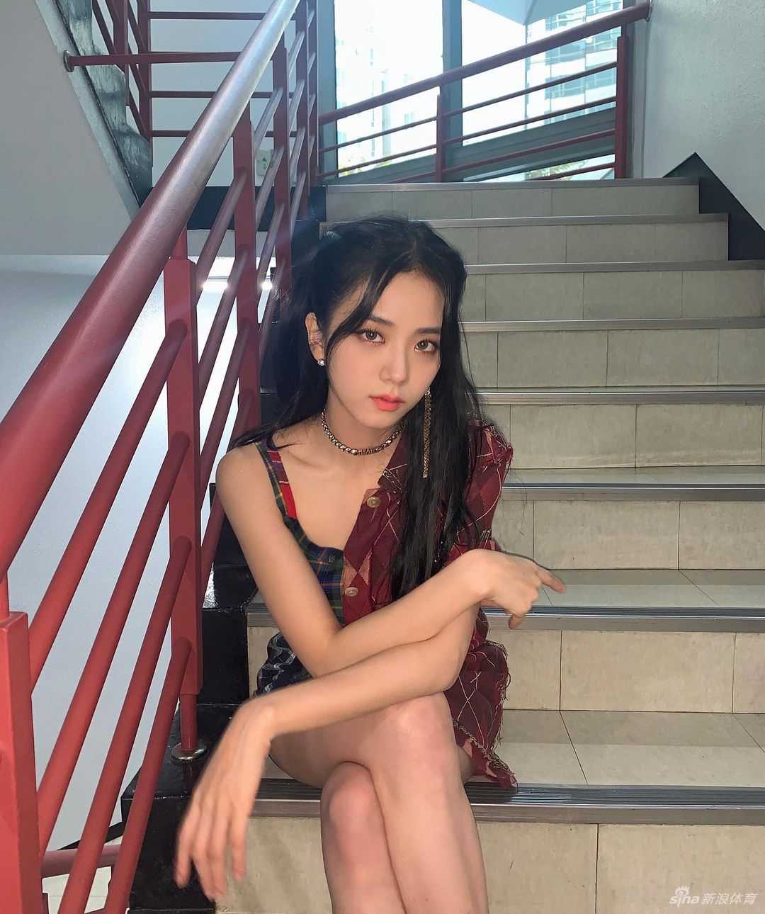 训练场上，孙兴慜露出阳光的笑容，汗水浸湿了球衣，展现出健康而迷人的男性魅力