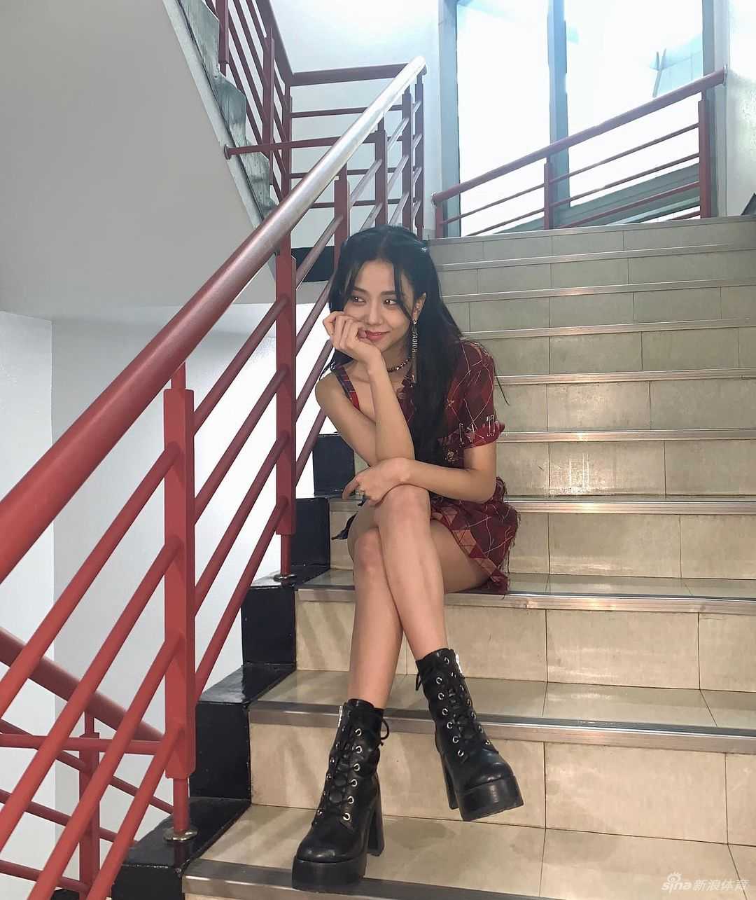 金智秀在后台手持DIOR手袋回眸一笑，画面柔美如同画报，散发着甜蜜的气息