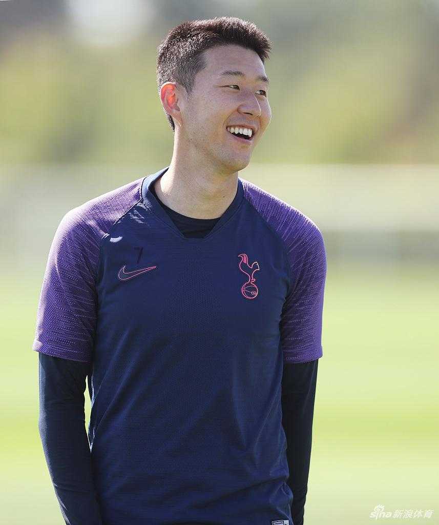 训练中孙兴慜全神贯注地进行有球练习，脚下的足球仿佛与他融为一体，展现出世界级球星的精湛技艺