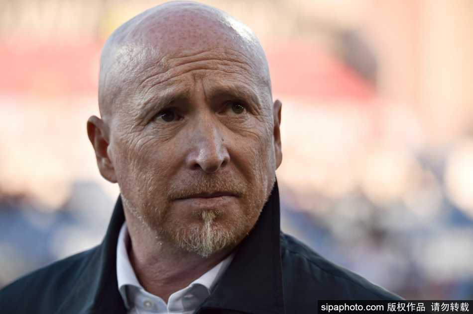 佩林张开双臂高接低挡，用一次次不可思议的扑救捍卫着热那亚的尊严，在这场复出之战中他宛若门神下凡