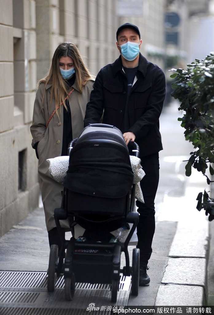 在另一张照片中，埃里克森与妻子十指紧扣，走在米兰的街头，妻子侧脸望向埃里克森，眼神中满是爱意与陪伴，背景是欧式建筑