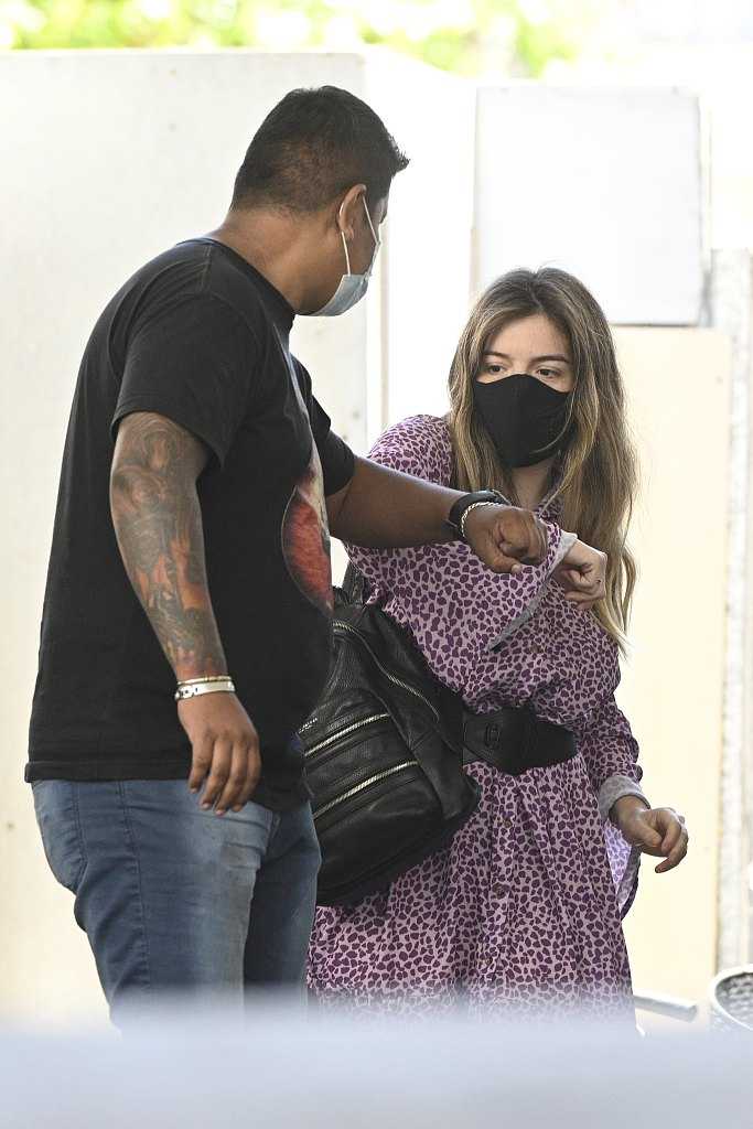 爱女私人医生轮流探病 马拉多纳术后似恢复良好 镜头定格在女儿达尔马离开医院的瞬间,她的神情略显凝重,步履匆匆,仿佛正将父亲的安好讯息带出医院,传递给每一位关心他的人。