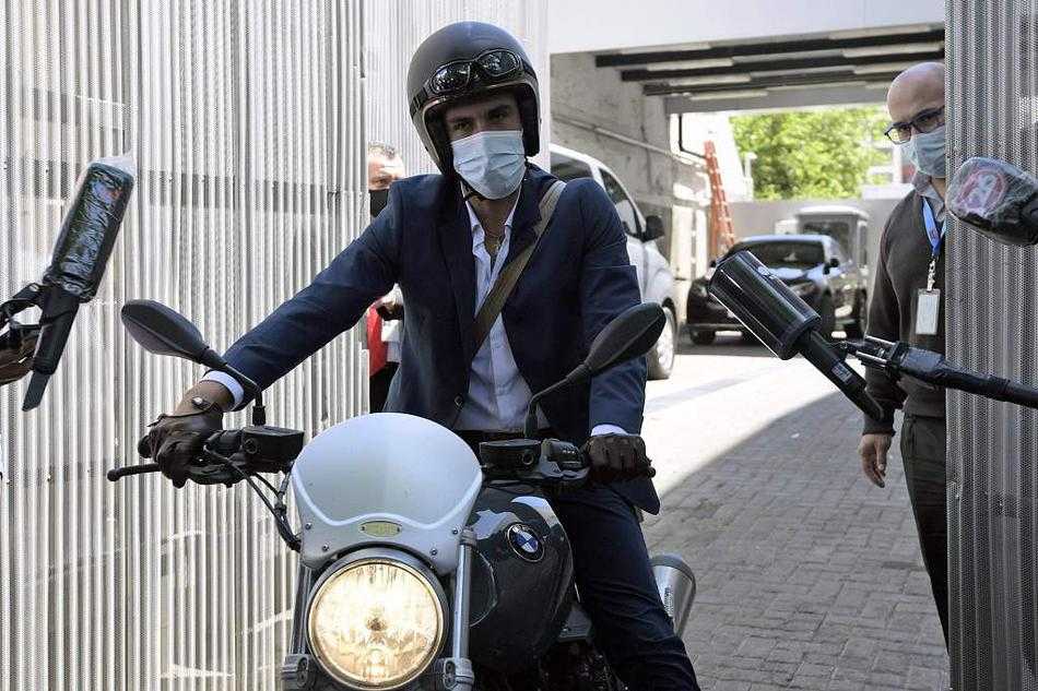 爱女私人医生轮流探病 马拉多纳术后似恢复良好 医院长廊深处,是马拉多纳静养的空间。门外人来人往,每一份关怀都凝聚在这方寸之间,成为球王漫长康复路上最坚实的后盾。