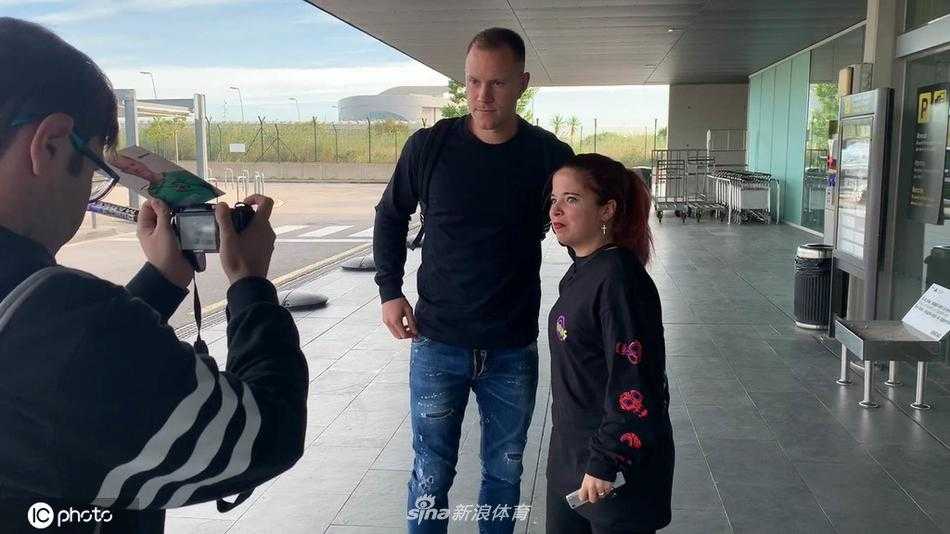 熙熙攘攘的机场通道中，特尔施特根肩背双肩包，步伐坚定地走向登机口，他的身影在人群中显得格外醒目，仿佛一名即将奔赴战场的孤独战士。