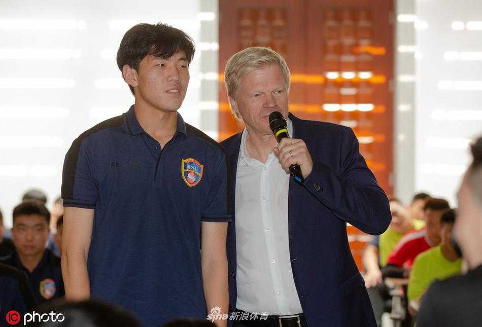 在互动环节，卡恩被热情的北京体育大学学生团团围住，他面带微笑地为身旁的学生在足球或纪念品上签名，现场气氛热烈而融洽