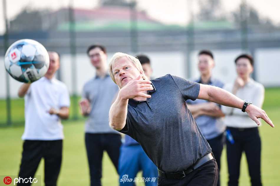 狮王驾到!卡恩北京门将特训营开课 亲自示范震慑全场 卡恩亲身示范标准扑救动作,他身体舒展到极致,像一头捕食的雄狮,指尖仿佛就要触碰到飞速而来的皮球,引得场边学员纷纷注目学习。