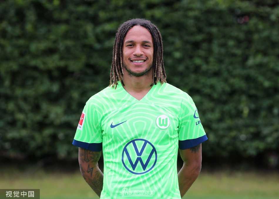 三位中场球员轻松互动，一人搭着同伴的肩膀开怀大笑，瞬间捕捉到了更衣室内融洽无间、并肩作战的兄弟情谊与团队化学反应。