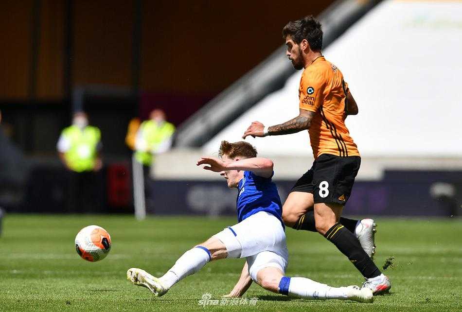 狼队葡萄牙边锋佩德罗·内托在拼抢中全力冲刺，他身上的球衣因汗水紧紧贴在身上，阳光洒在他年轻而专注的脸上，这位小将本场比赛无论是在进攻端还是防守端，都展现出了与年龄不相符的成熟与活力。