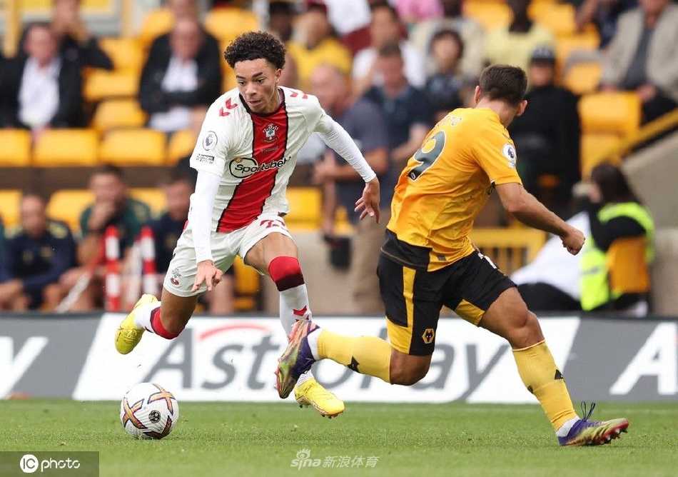 狼队球员在防守中齐心协力，门将萨果断出击将对手的传中球稳稳摘下，力保球门不失。
