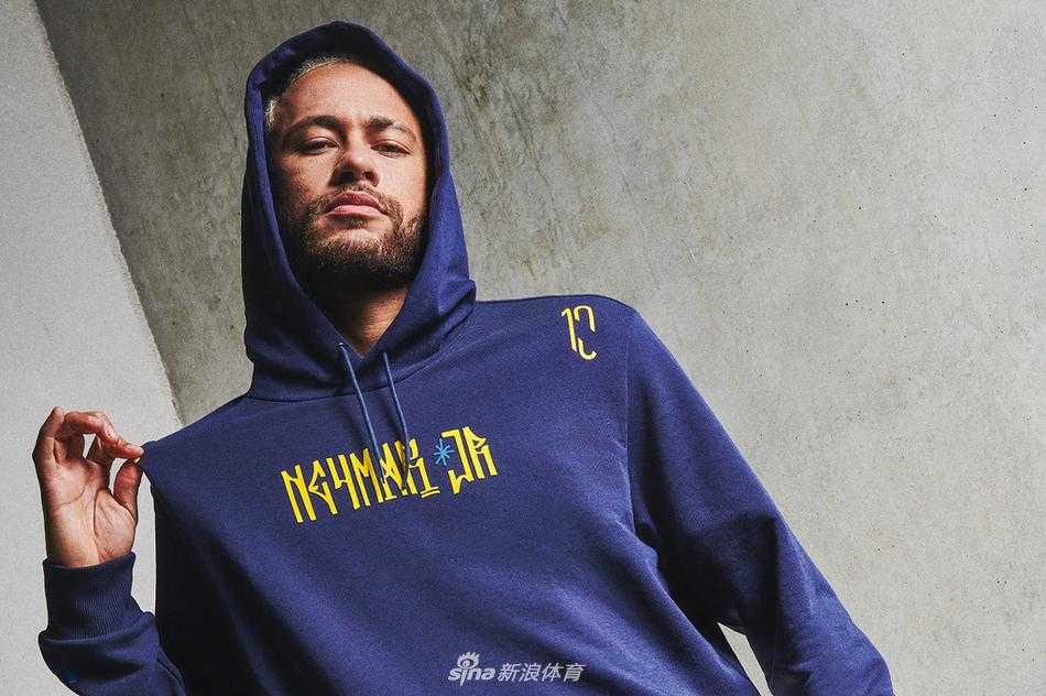 内马尔身着巴黎圣日耳曼黑白球衣，在灯光下微蹲，双手轻按在膝前的全新PUMA Future Z 1.1足球鞋上。他的眼神专注而锐利，仿佛猎豹在捕食前瞬间的静止，鞋身醒目的黄色绑带与脚下的草地形成鲜明对比，宣告着全新武器库的开启。