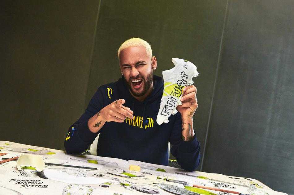 训练结束后的内马尔坐在场边，低头凝视着陪伴他整堂训练课的PUMA Future Z 1.1。汗水浸湿了球衣，鞋面上沾着些许草屑，但这丝毫不减它的光彩。这一瞬间，战靴不再是工具，而是并肩作战的伙伴，共同为下一场疯狂表演积蓄着力量。