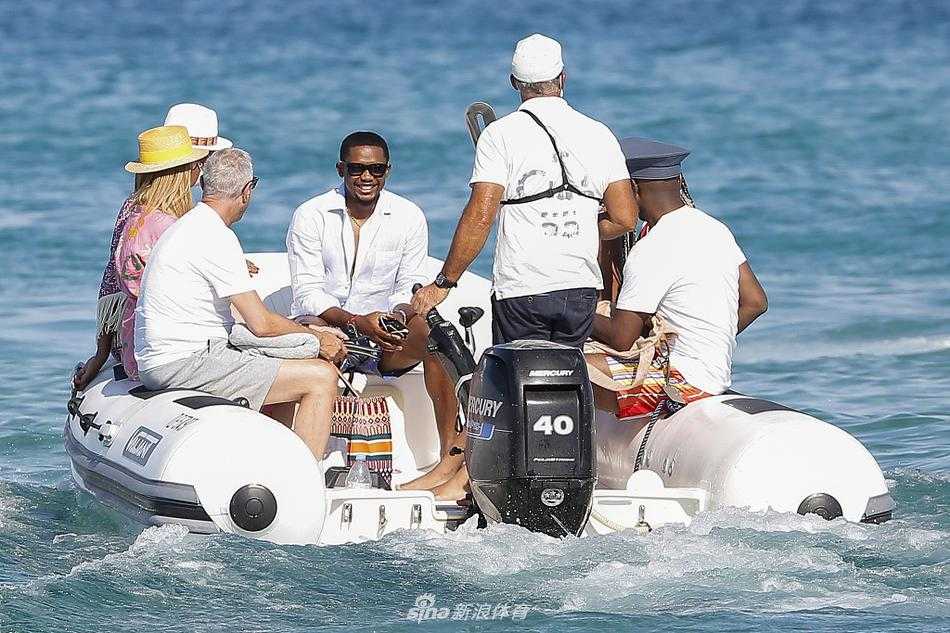 在法国南部的蔚蓝海岸边，退役后的埃托奥身着一袭休闲装扮，脸上洋溢着轻松惬意的微笑，仿佛将昔日的绿茵锋芒都融化在了这片温暖的阳光与海风中。
