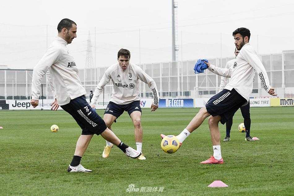 博努奇在后场精准长传，这也是尤文训练中的常规科目，他的长传发动进攻能力，是球队由守转攻的利器，往往能瞬间找到前场的C罗或高速插上的边后卫