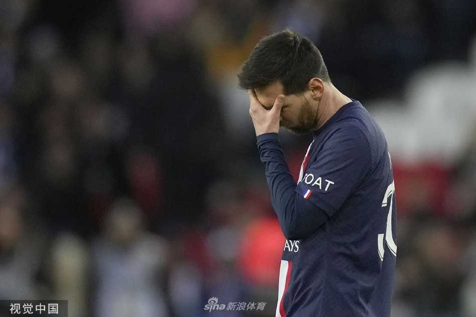 雷恩前锋埃卡姆比攻破巴黎球门后张开双臂激情庆祝