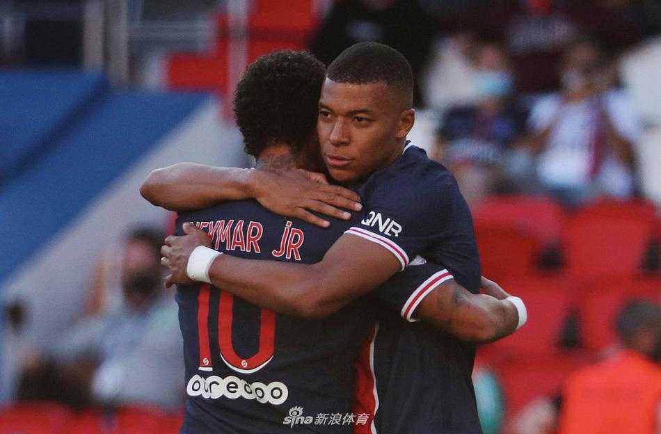 内马尔庆祝精彩抽射，巴西天王在禁区内接到队友倒三角回敲，他先用标志性的停球调整节奏，随后不等皮球落地，直接起右脚抽射，皮如炮弹般轰入球门死角。
