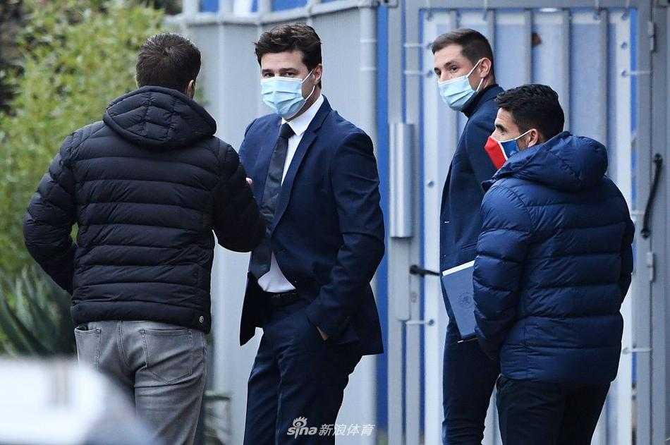 波切蒂诺以主帅身份重返巴黎，他身着一袭深色教练服，神情专注而坚定地走在最前方，仿佛一位即将率领舰队出征的统帅，身后是星光熠熠的巴黎众将。