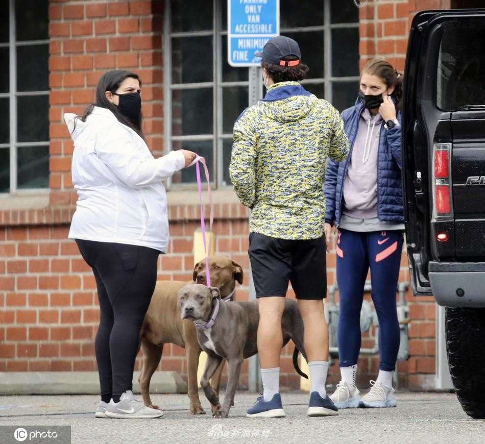 特写镜头下，摩根戴着黑色口罩低头看向怀中的女儿，眼神里满是藏不住的宠溺，昔日世界杯上的霸气前锋此刻化身温柔守护神。