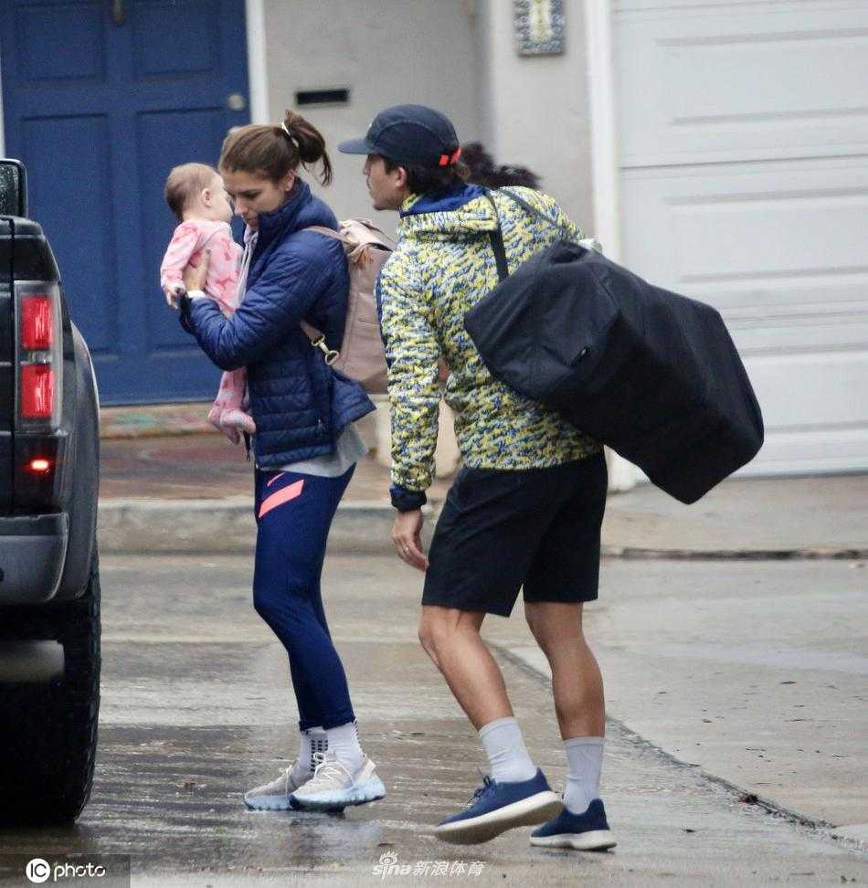 摩根弯腰整理婴儿车，身体力行地照顾女儿。阳光洒在她身上，这位在赛场上进球如麻的超级射手，在生活里同样全情投入，温柔而强大。