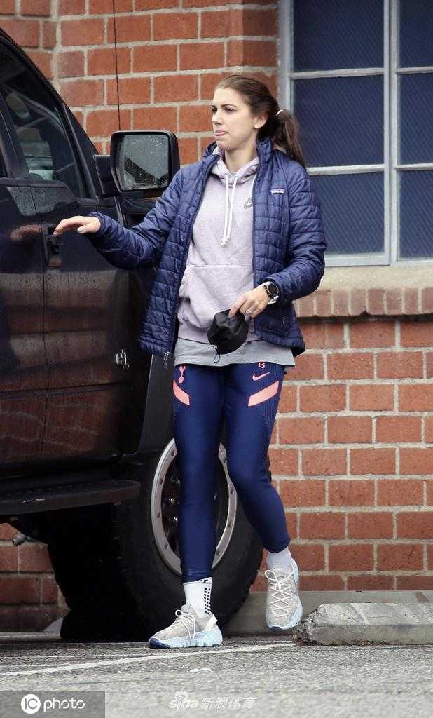 摩根推着黑色婴儿车漫步街头，举手投足间星味十足。她不仅是美国女足的传奇射手，更是此刻洛杉矶街头最幸福的年轻母亲。