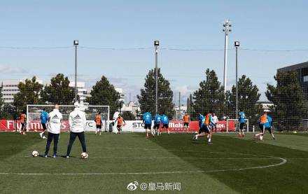 训练尾声，齐达内与助教贝托尼在场边交流，两人的手势似乎还在探讨战术细节，夕阳拉长了他们的身影。